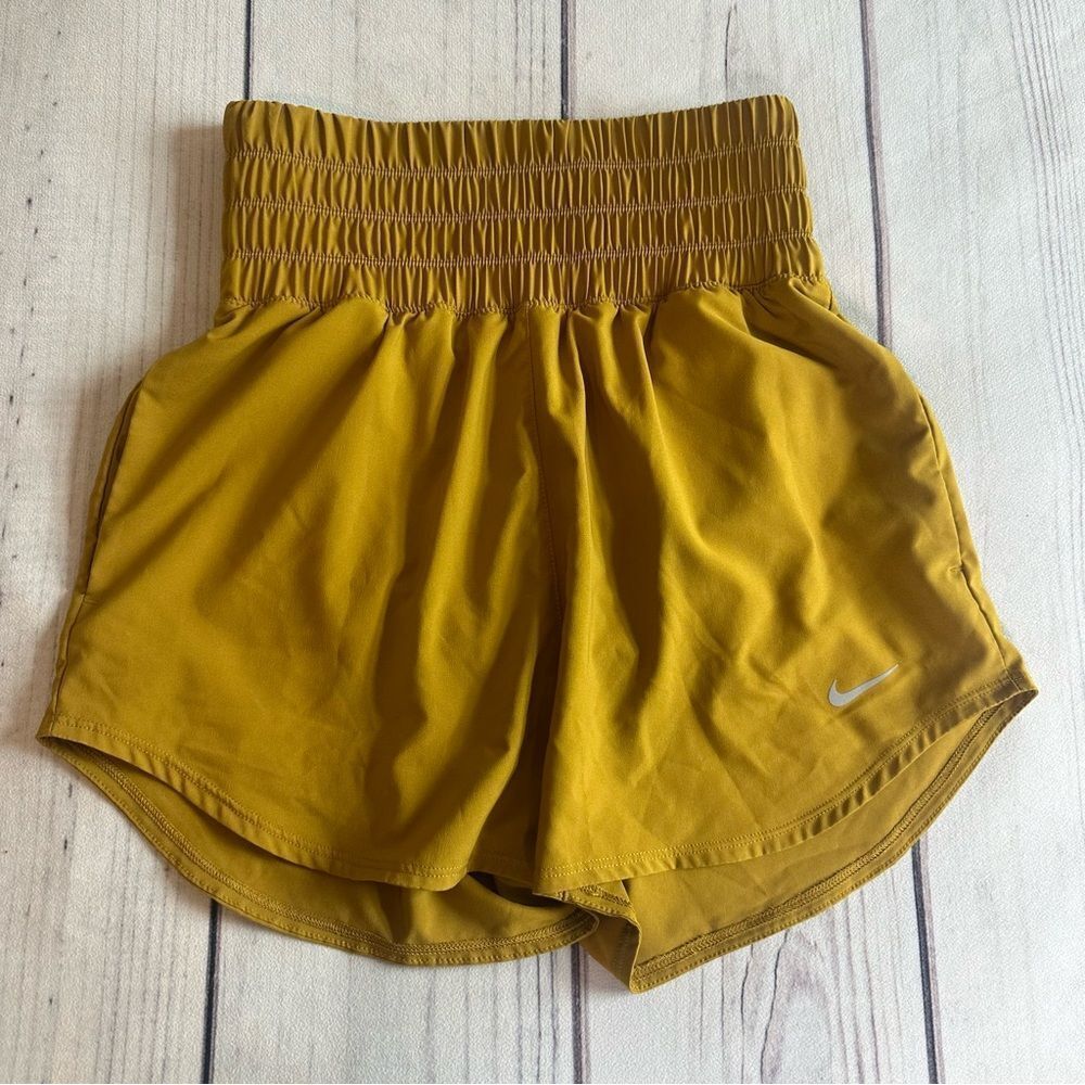 Nike Women’s High-Waisted Running Gym Shorts Size‎ XS Mustard/Gold Lined